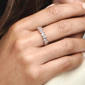 183021C01_ABC123_MODEL_eCOM_02_RGB