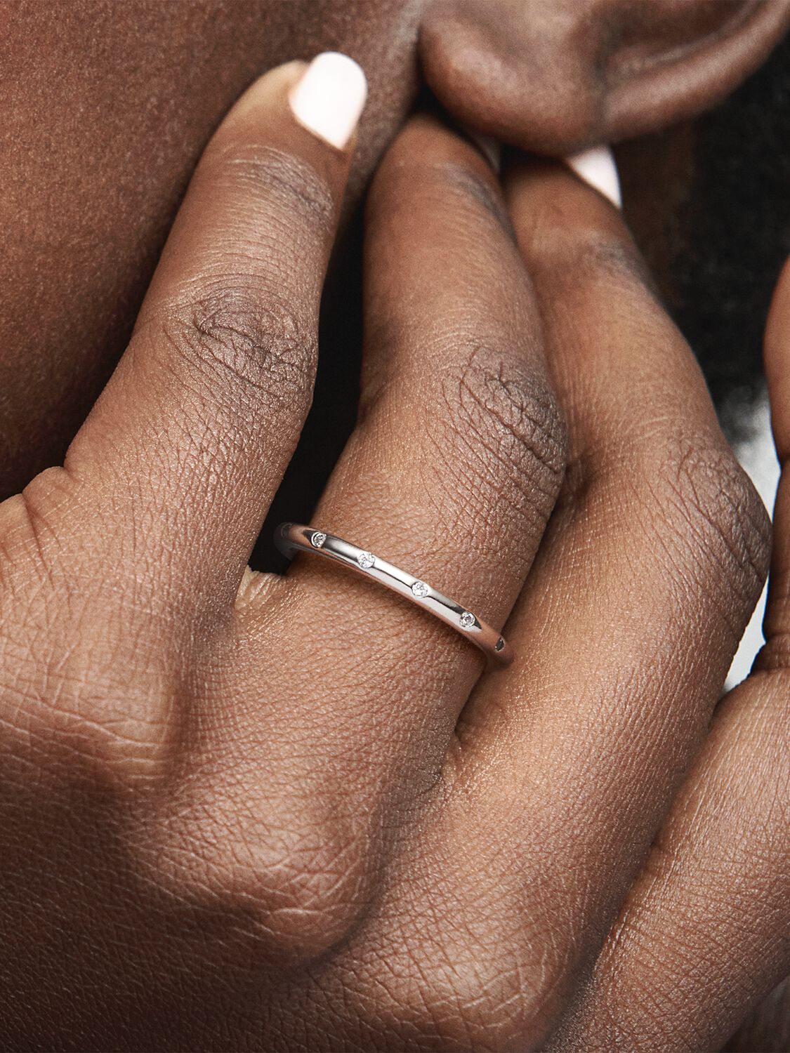 190945CZ_ABC123_MODEL_eCOM_02_RGB