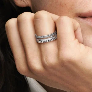 192312C01_ABC123_MODEL_eCOM_02_RGB