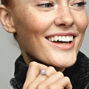 196250CZ_ABC123_MODEL_eCOM_01_RGB