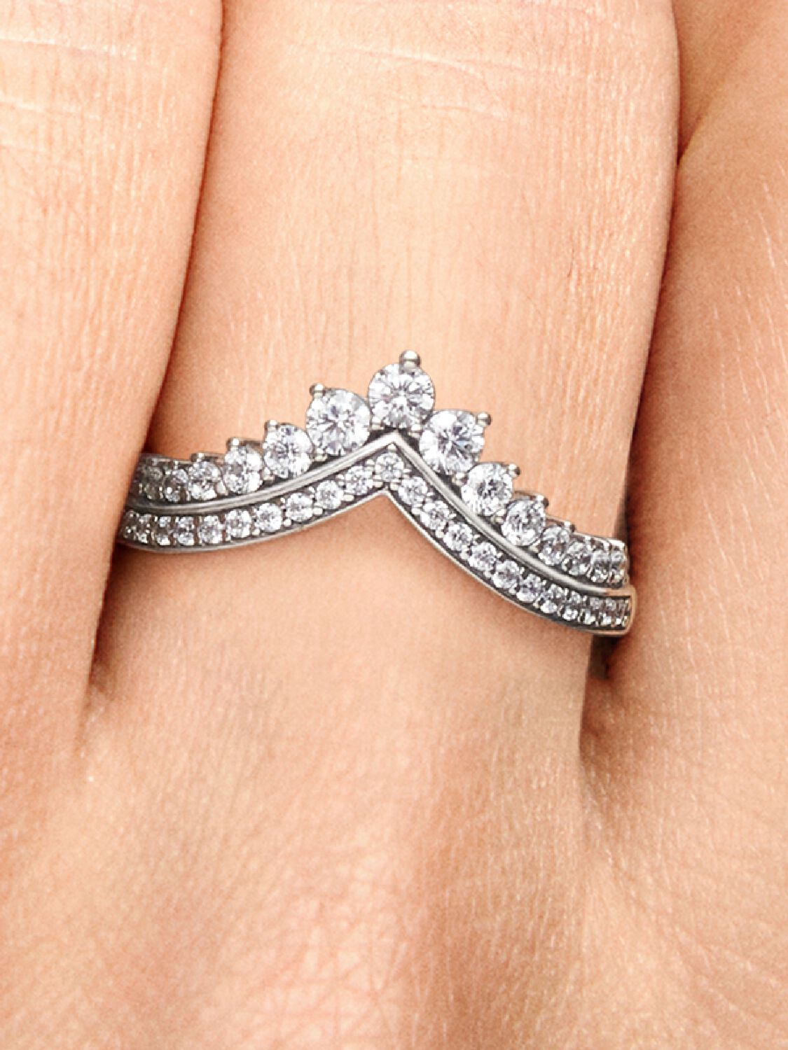 197736CZ_ABC123_MODEL_eCOM_02_RGB_ring