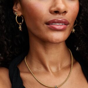 2025Q2D_collection_moments_go_ac_tp_pdp_model_styled_04_1x1_rgb