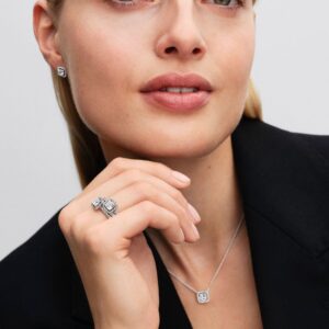 2025Q4G_collection_timeless_go_ac_tp_pdp_model_styled_10_1x1_RGB