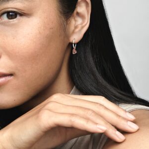 280090C01_ABC123_MODEL_eCOM_01_RGB