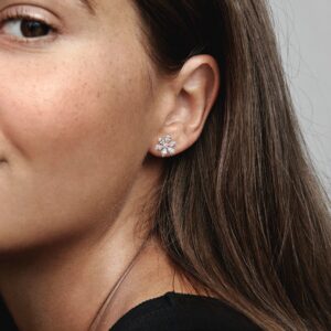 282407C01_ABC123_MODEL_eCOM_01_RGB