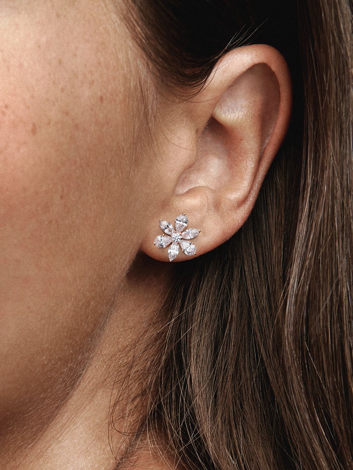 282407C01_ABC123_MODEL_eCOM_02_RGB