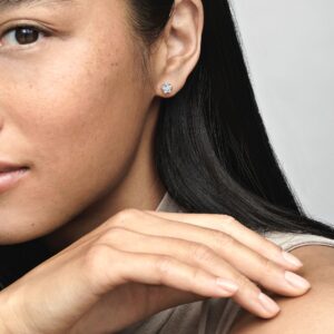 290023C01_ABC123_MODEL_eCOM_01_RGB