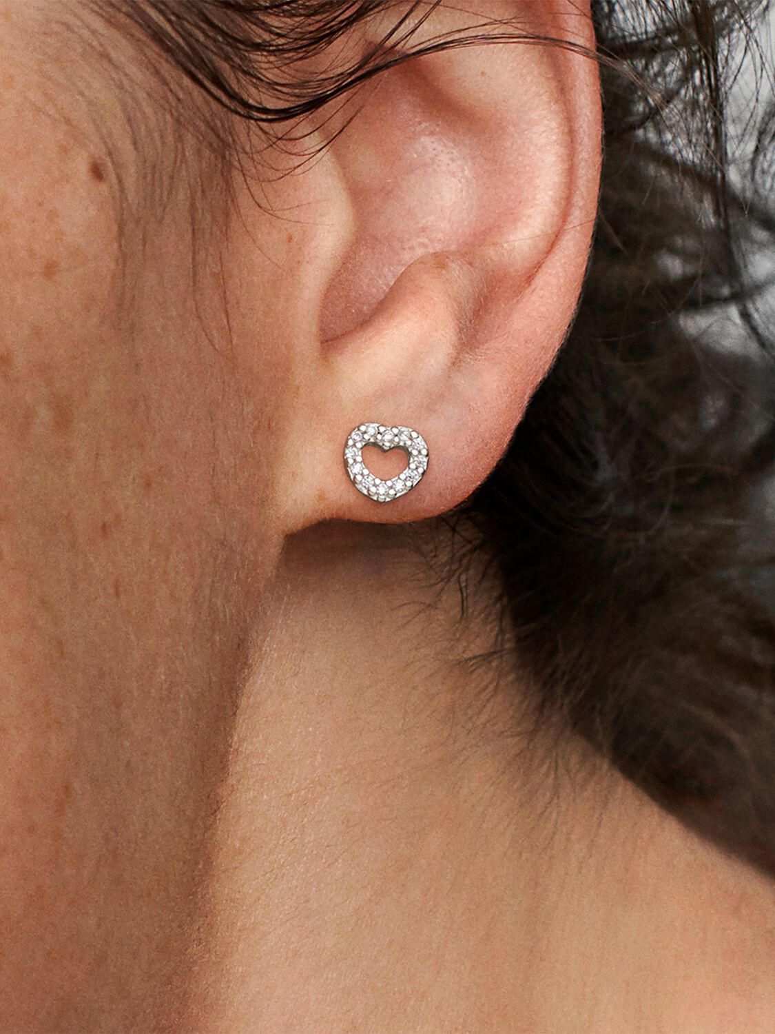 290528CZ_ABC123_MODEL_eCOM_02_RGB