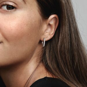 290558CZ_ABC123_MODEL_eCOM_01_RGB