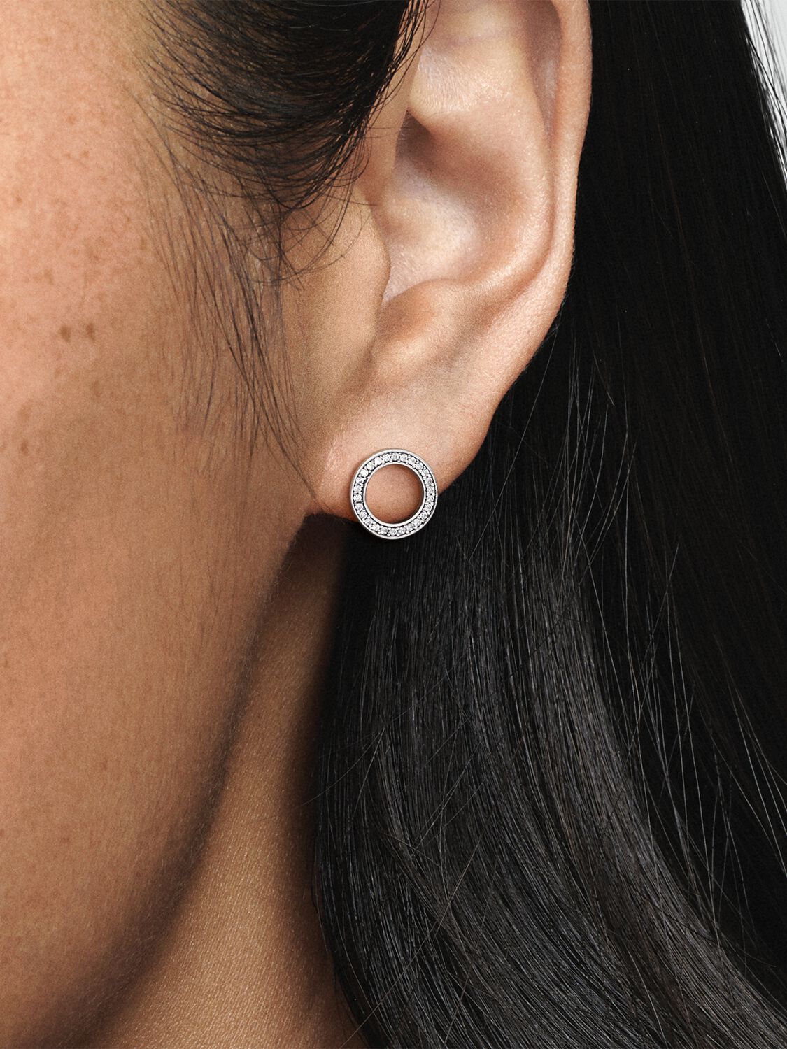 290585CZ_ABC123_MODEL_eCOM_02_RGB