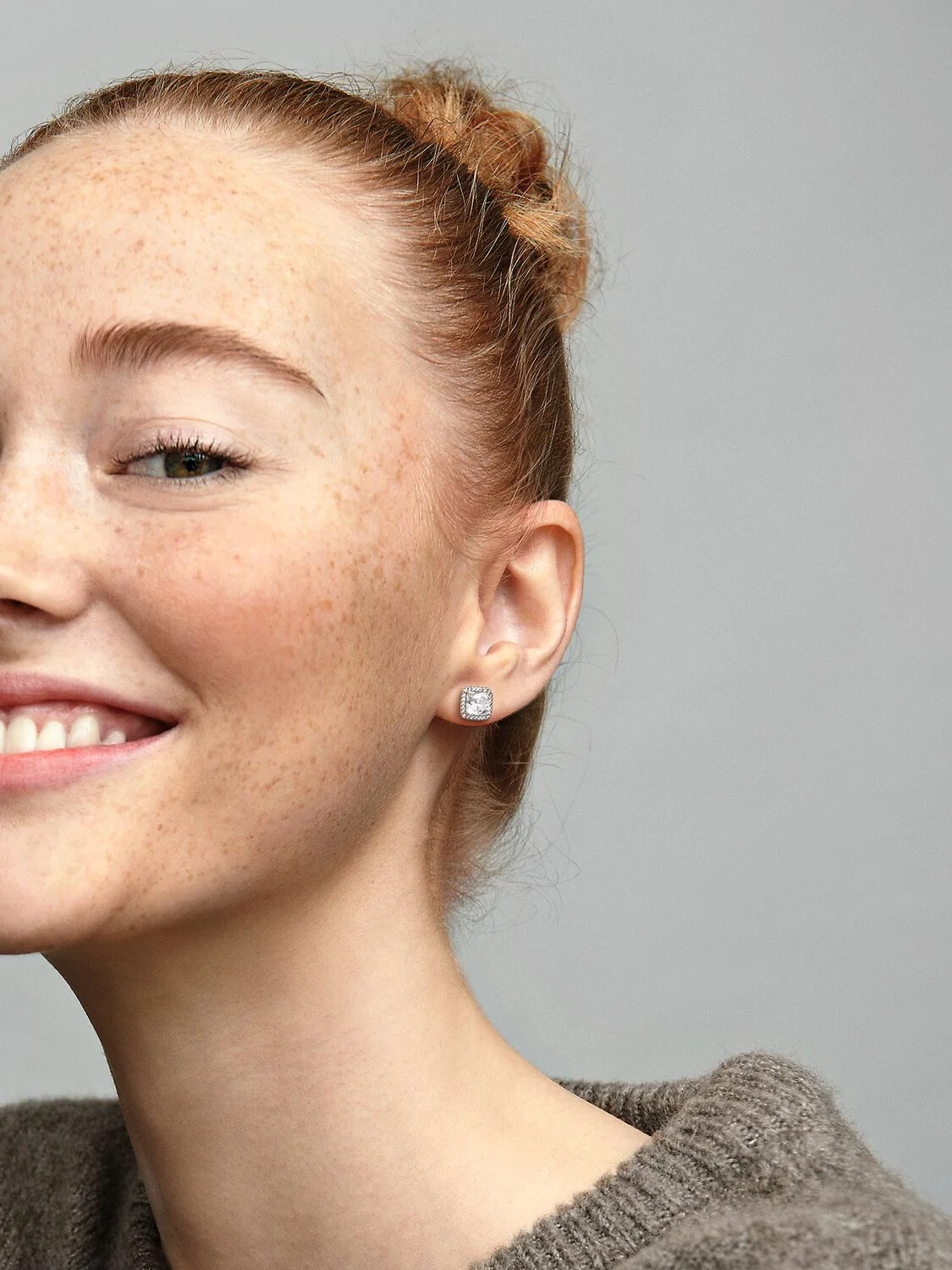 290591CZ_ABC123_MODEL_eCOM_01_RGB