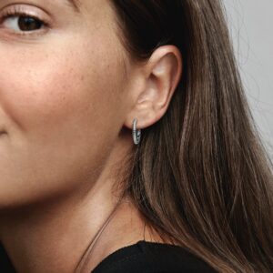 292728C00_ABC123_MODEL_eCOM_01_RGB