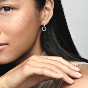 299052C01_ABC123_MODEL_eCOM_01_RGB