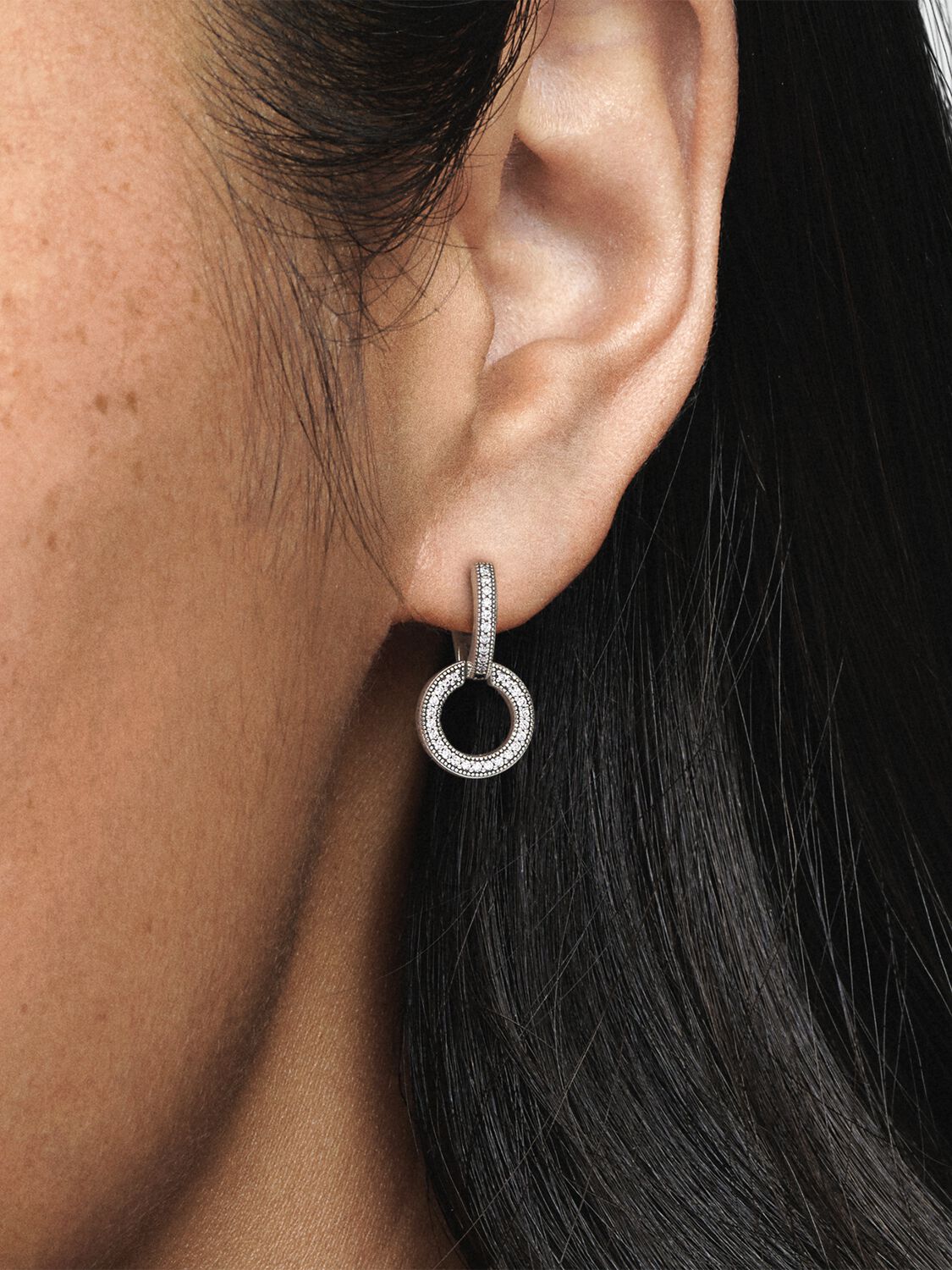 299052C01_ABC123_MODEL_eCOM_02_RGB