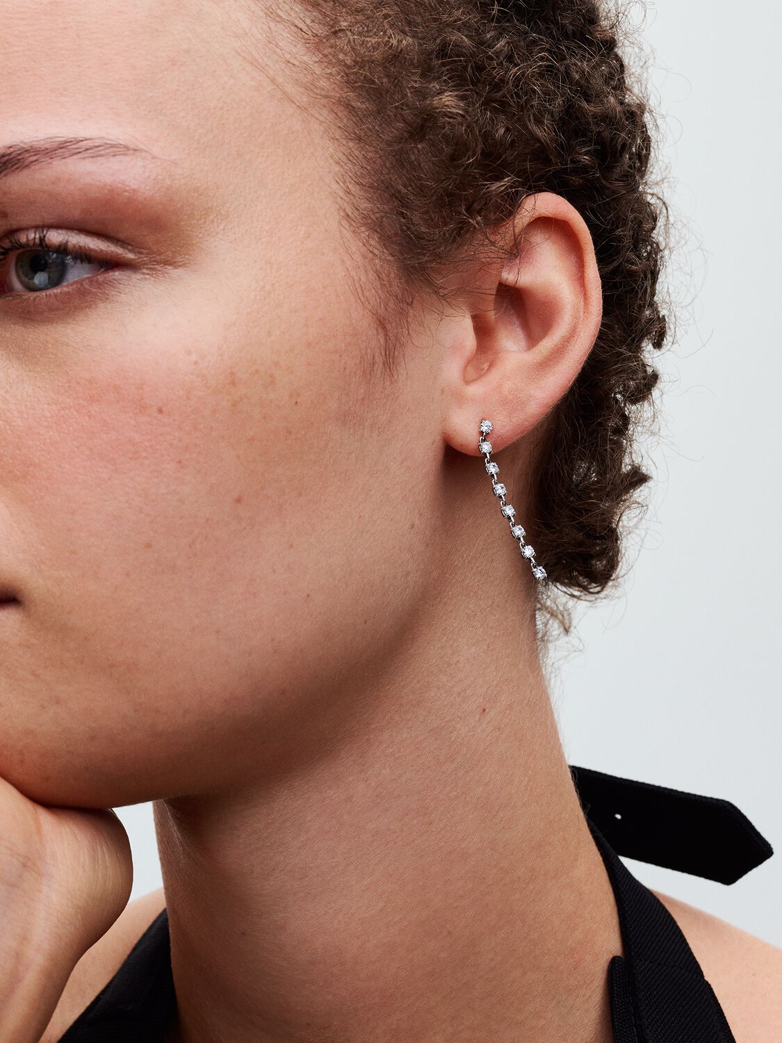 Q124_B_PDP_Model_Single_02_1x1_RGB