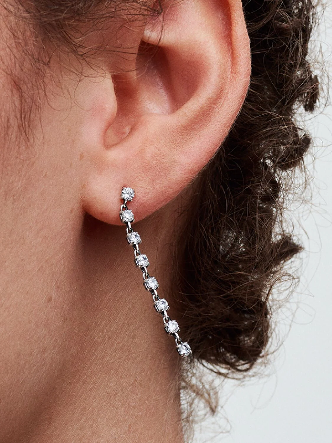 Q124_B_PDP_Model_Single_02_1x1_RGB_earring