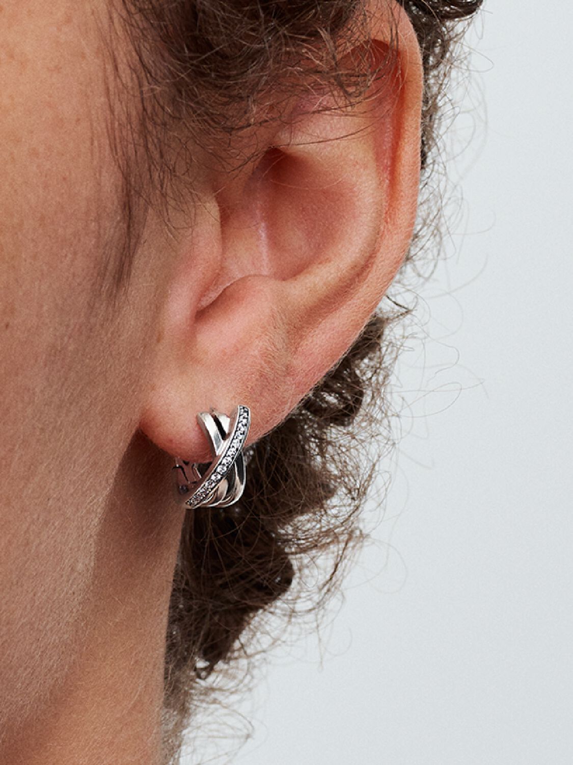 Q124_B_PDP_Model_Single_03_1x1_RGB_earring