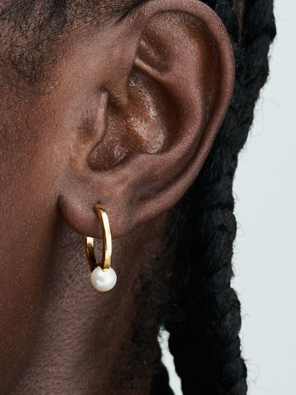 Q124_B_PDP_Model_Single_40_1x1_RGB_earring