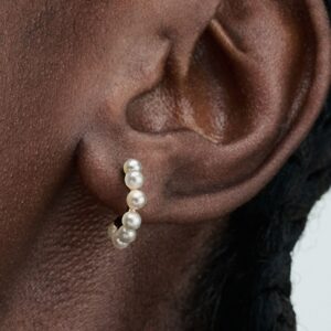 Q124_B_PDP_Model_Single_41_1x1_RGB_earring