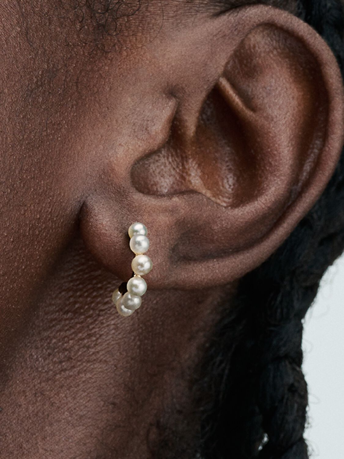 Q124_B_PDP_Model_Single_41_1x1_RGB_earring