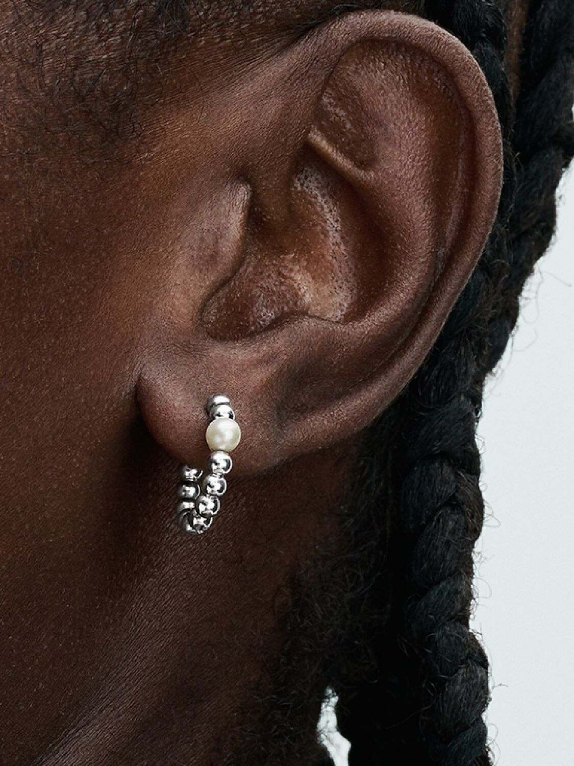 Q124_B_PDP_Model_Single_42_1x1_RGB_earring