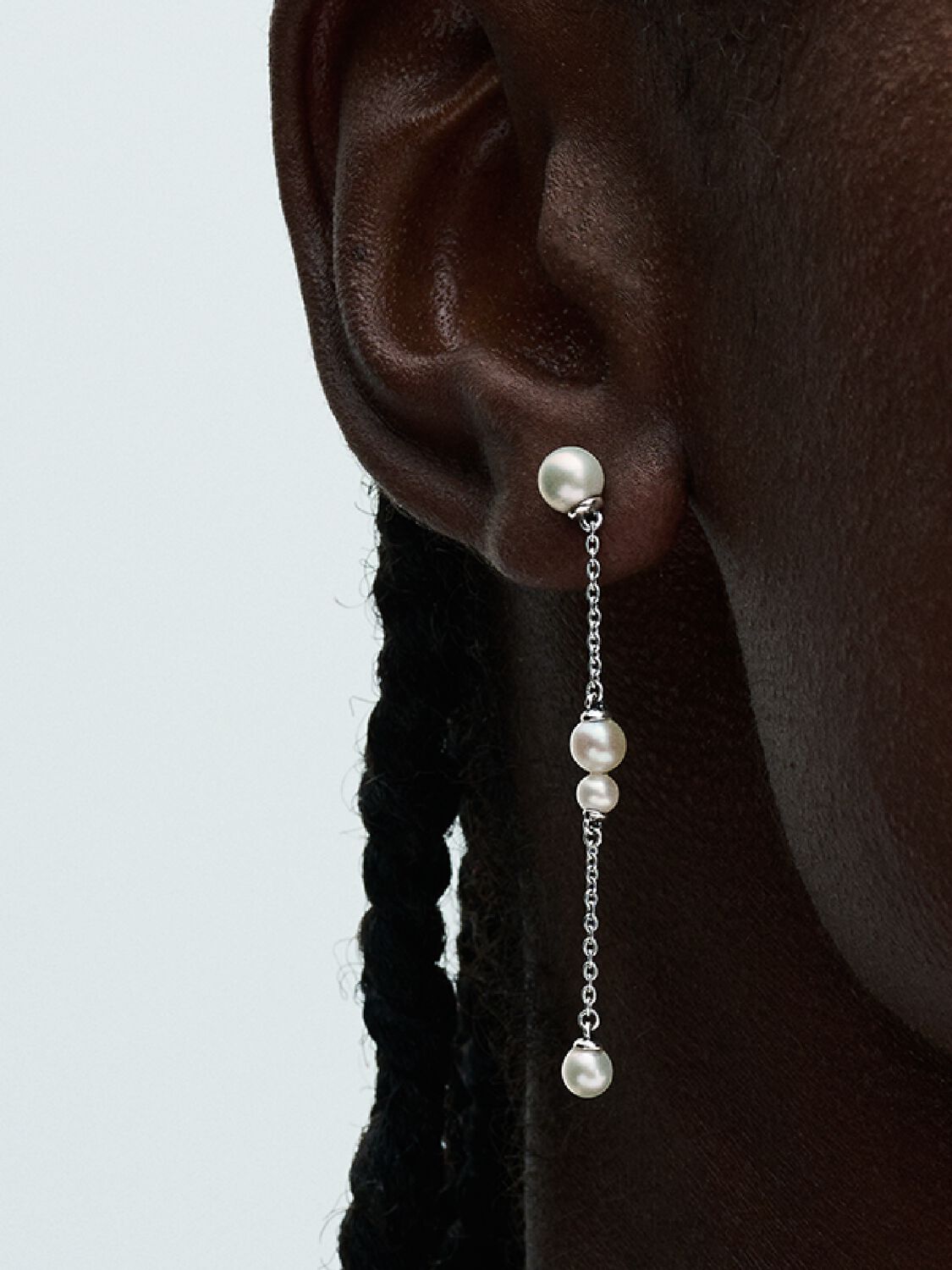 Q124_B_PDP_Model_Single_48_1x1_RGB_earring