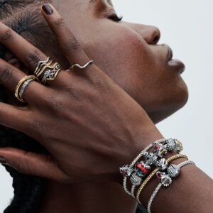 Q124_B_PDP_Model_Styled_01_1x1_RGB