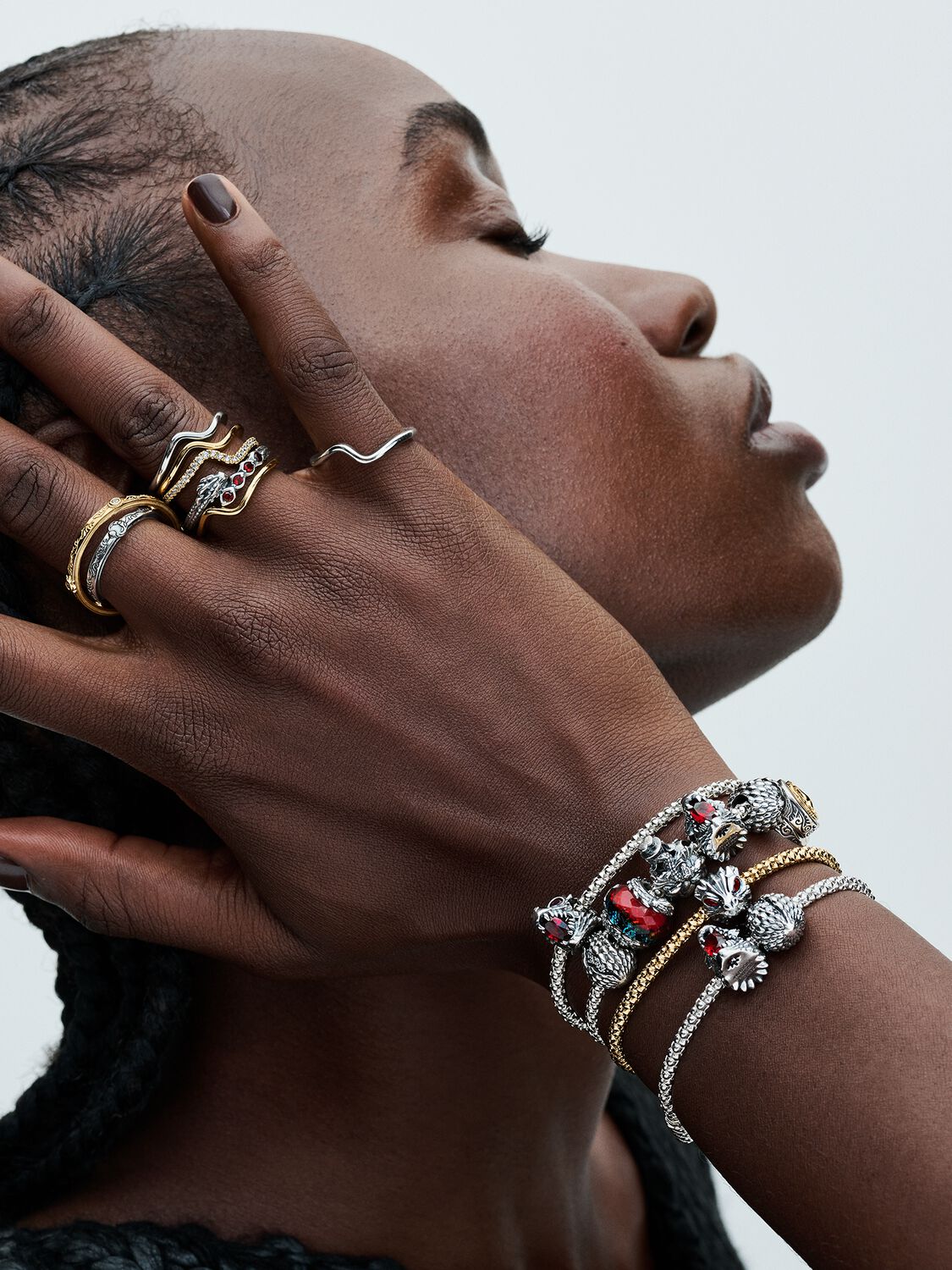 Q124_B_PDP_Model_Styled_01_1x1_RGB