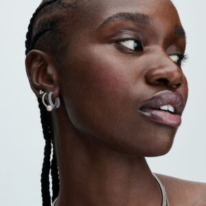 Q124_B_PDP_Model_Styled_09_V2_1x1_RGB