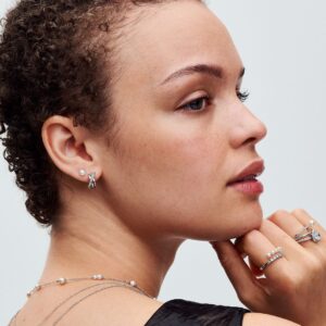 Q124_B_PDP_Model_Styled_10_1x1_RGB