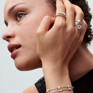 Q124_B_PDP_Model_Styled_11_1x1_RGB