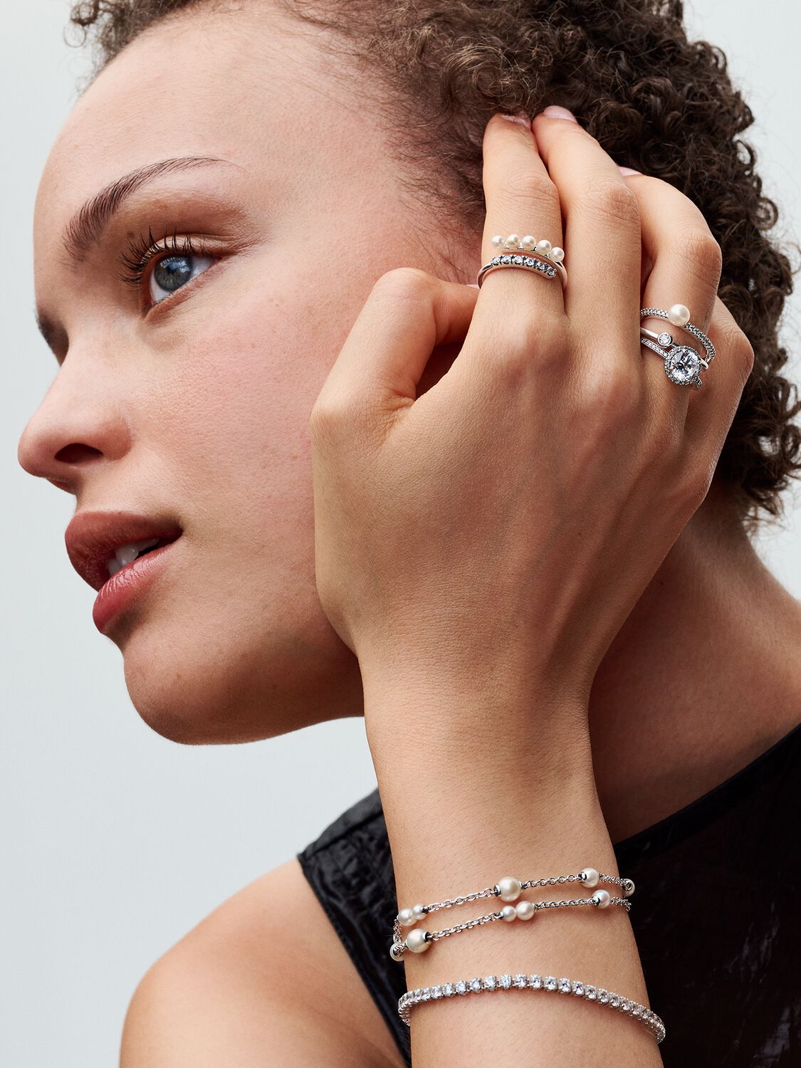 Q124_B_PDP_Model_Styled_11_1x1_RGB