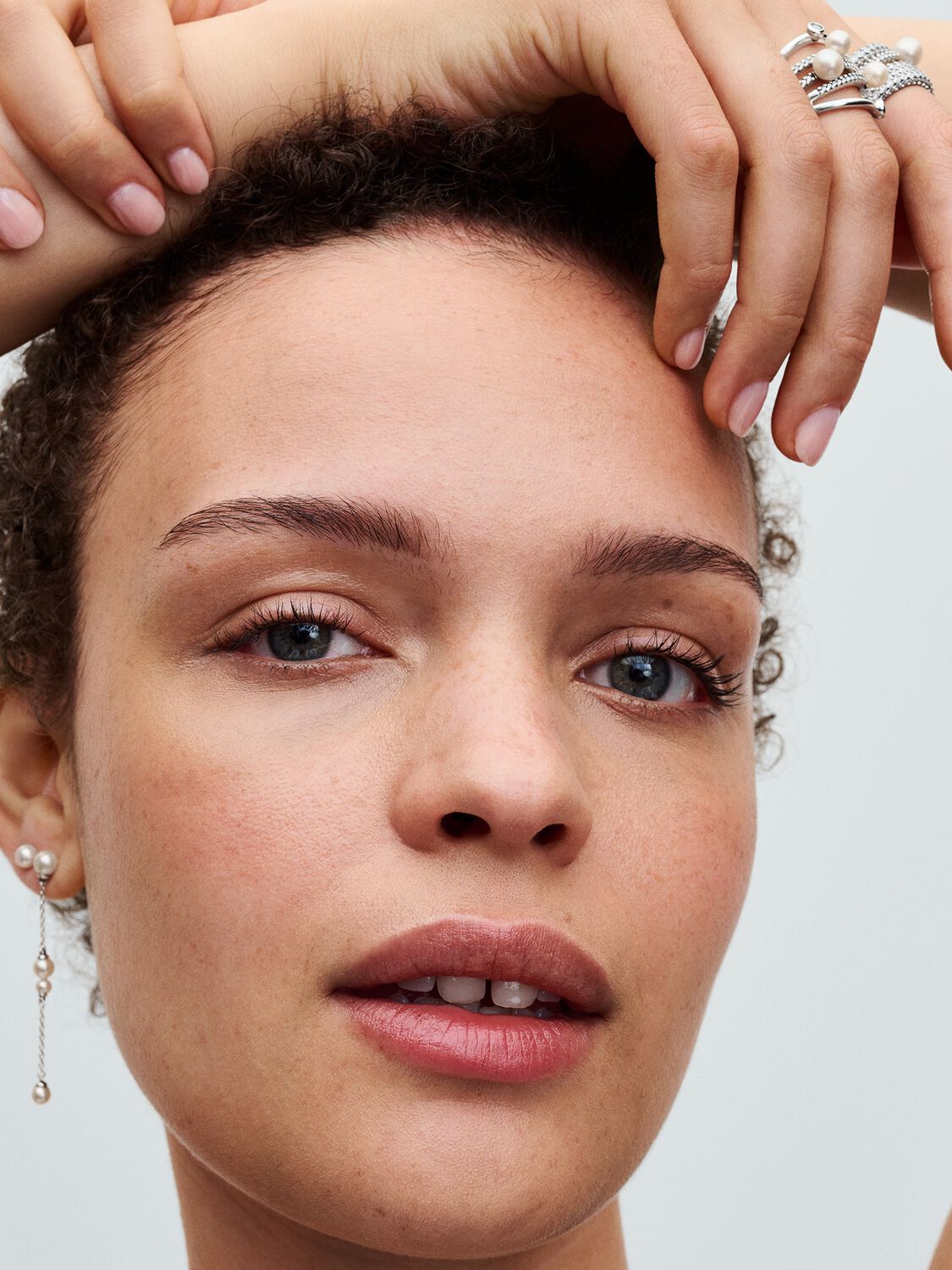 Q124_B_PDP_Model_Styled_17_1x1_RGB