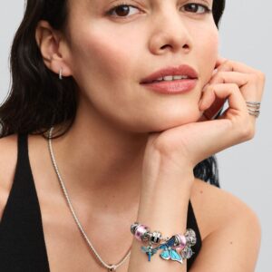 Q125_B_PDP_Model_Styled_01_Spring_1x1_RGB