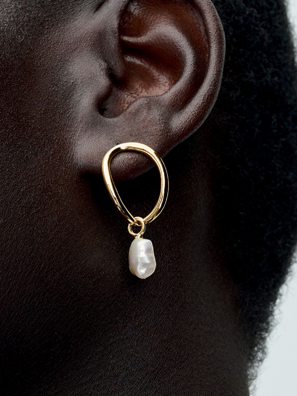 Q224_D_PDP_Model_Single_25_1x1_RGB_earring