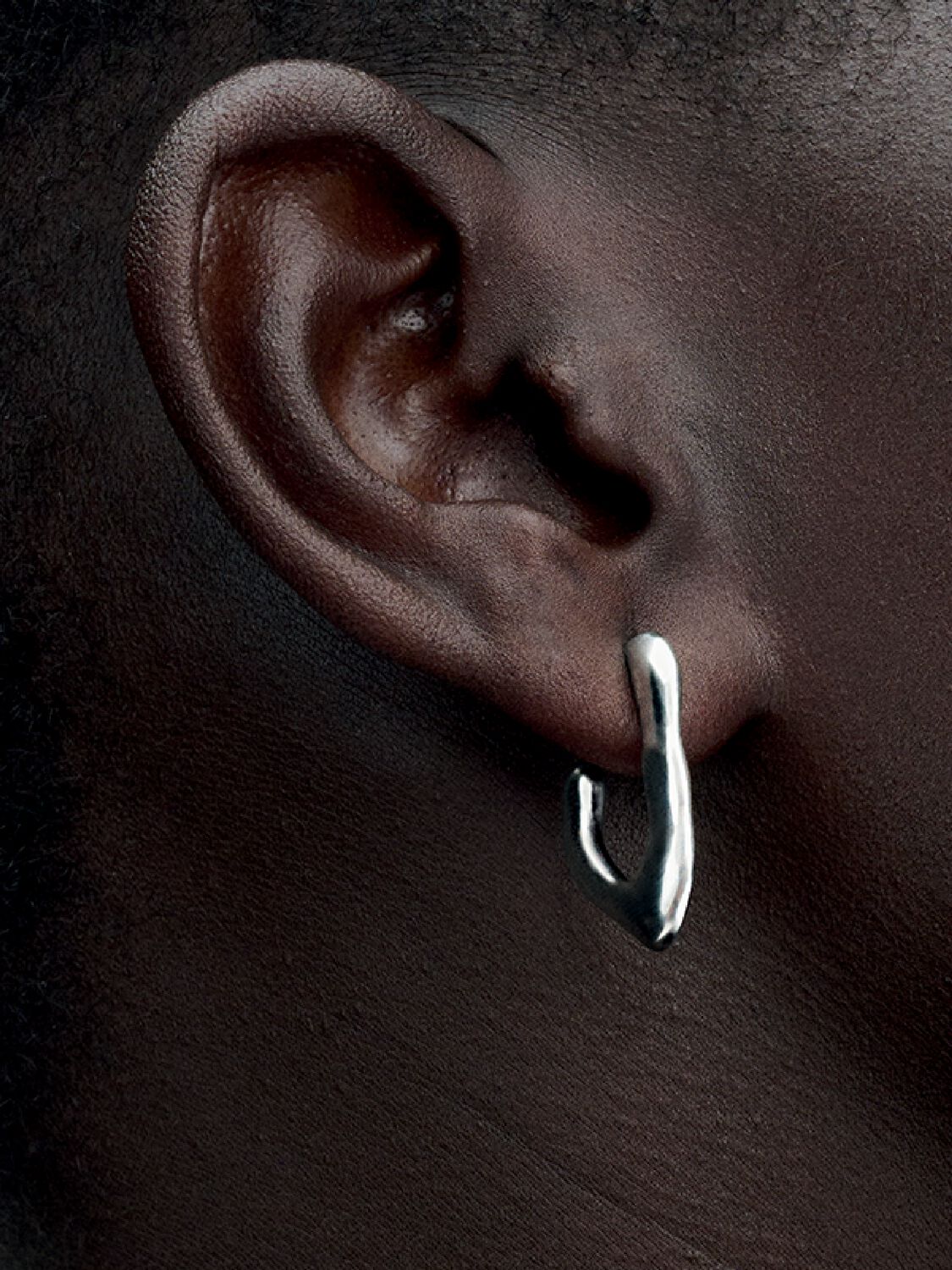 Q224_D_PDP_Model_Single_26_1x1_RGB_earring