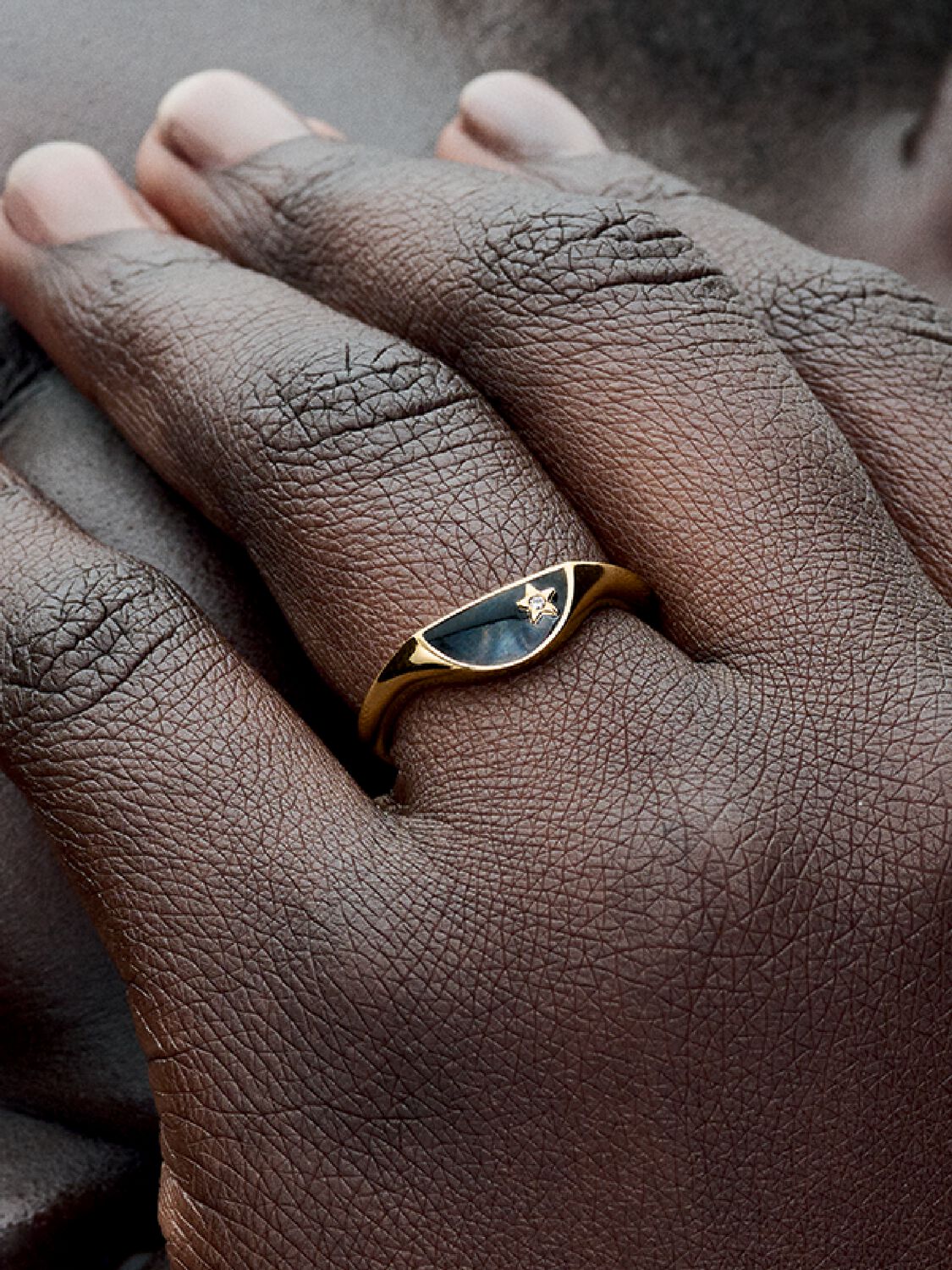 Q224_D_PDP_Model_Single_39_1x1_RGB_ring