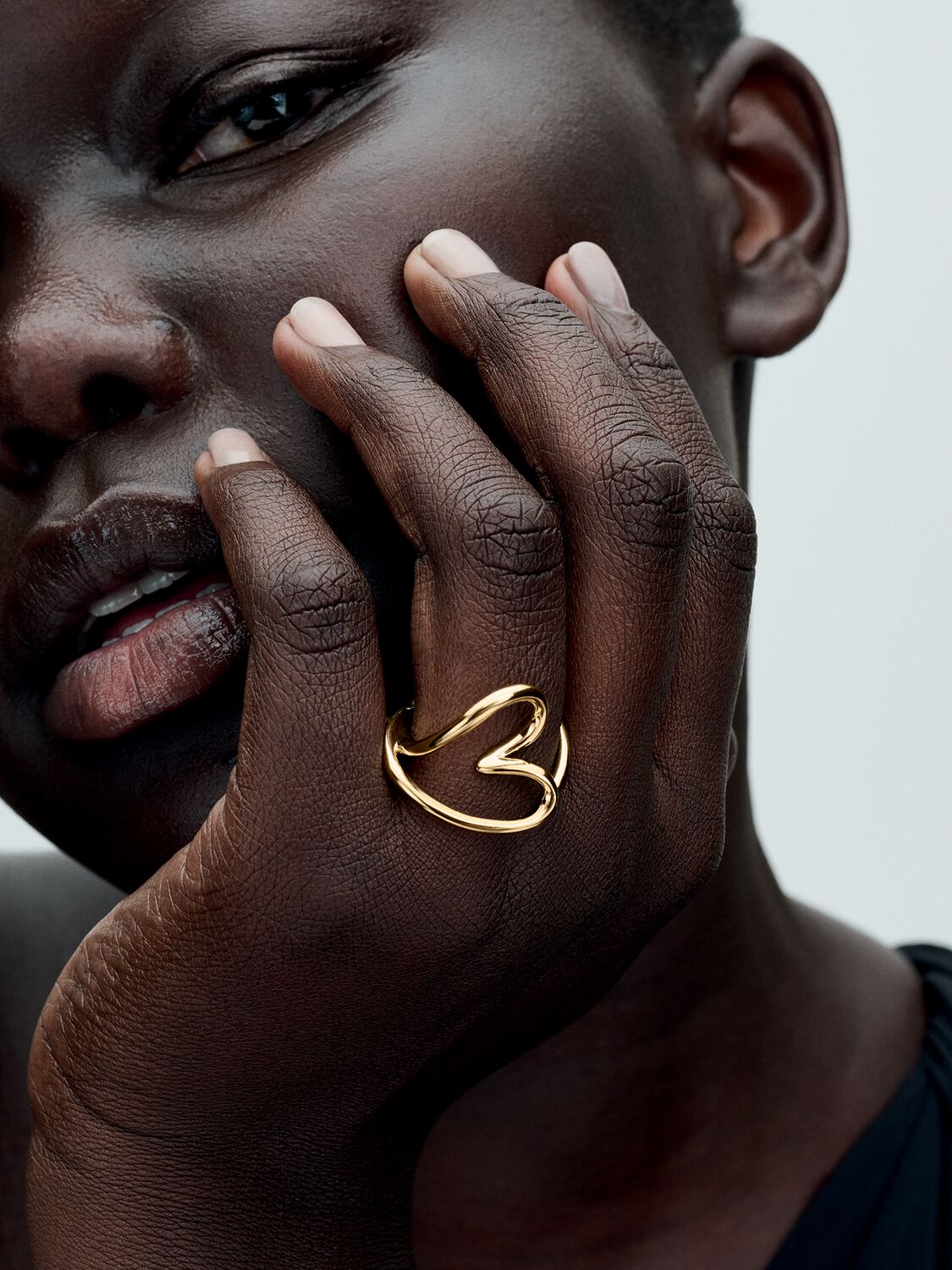 Q224_D_PDP_Model_Single_41_1x1_RGB