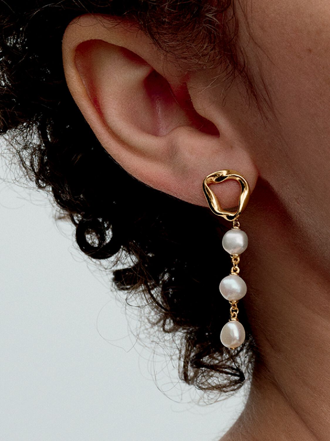 Q224_D_PDP_Model_Single_52_1x1_RGB_earring