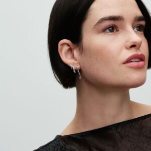 Q224_D_PDP_Model_Styled_35_1x1_RGB