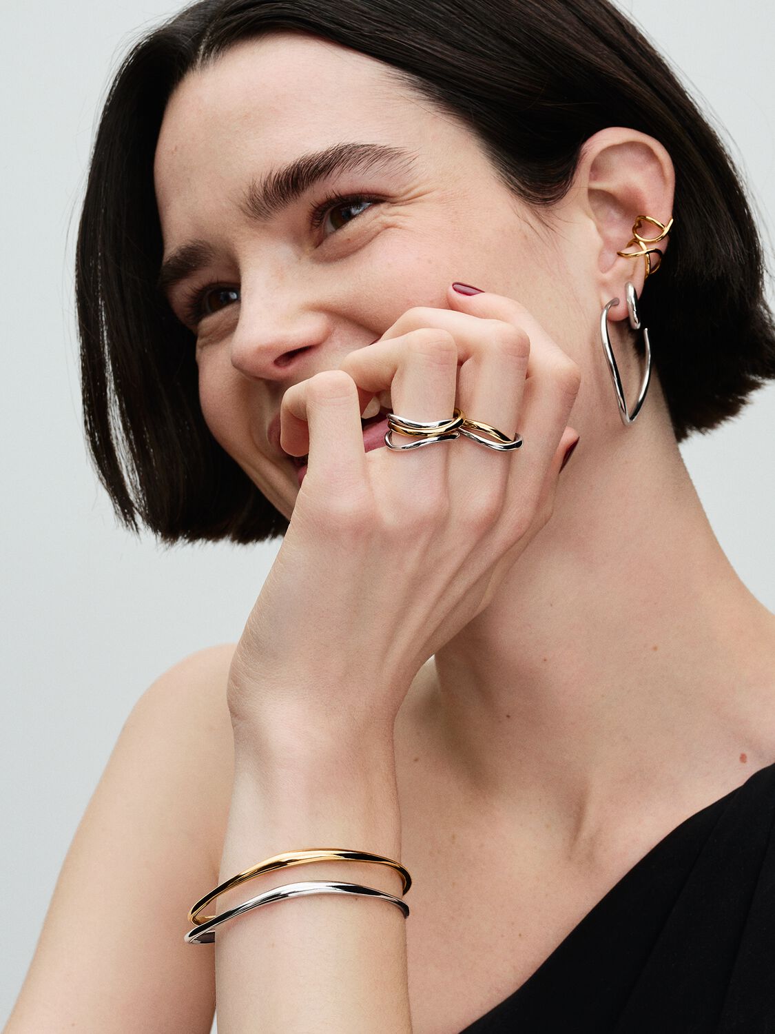 Q224_D_PDP_Model_Styled_42_1x1_RGB