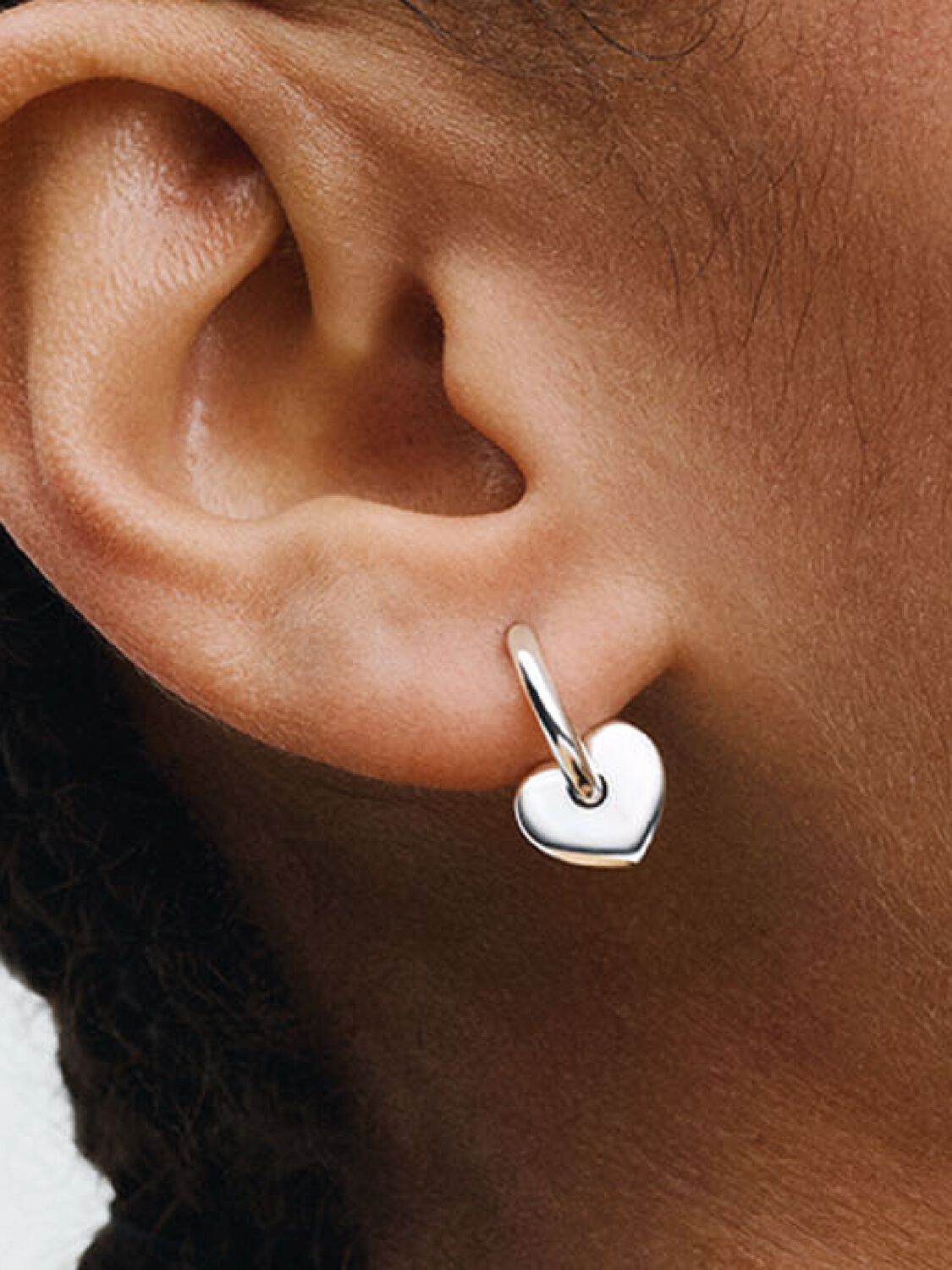 Q324_E_PDP_MODEL_SINGLE_21_1x1_RGB_earring