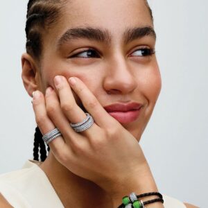 Q324_E_PDP_MODEL_STYLED_01_1x1_RGB