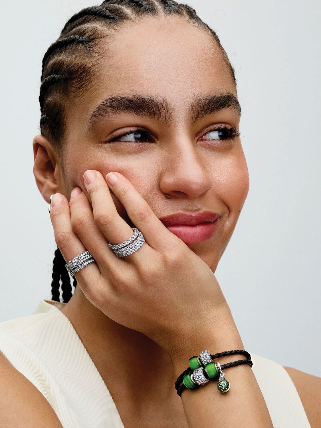 Q324_E_PDP_MODEL_STYLED_01_1x1_RGB