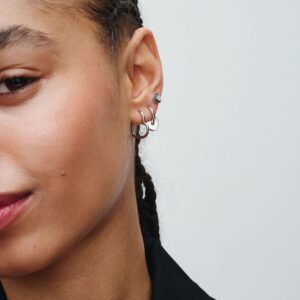 Q324_E_PDP_MODEL_STYLED_03_1x1_RGB