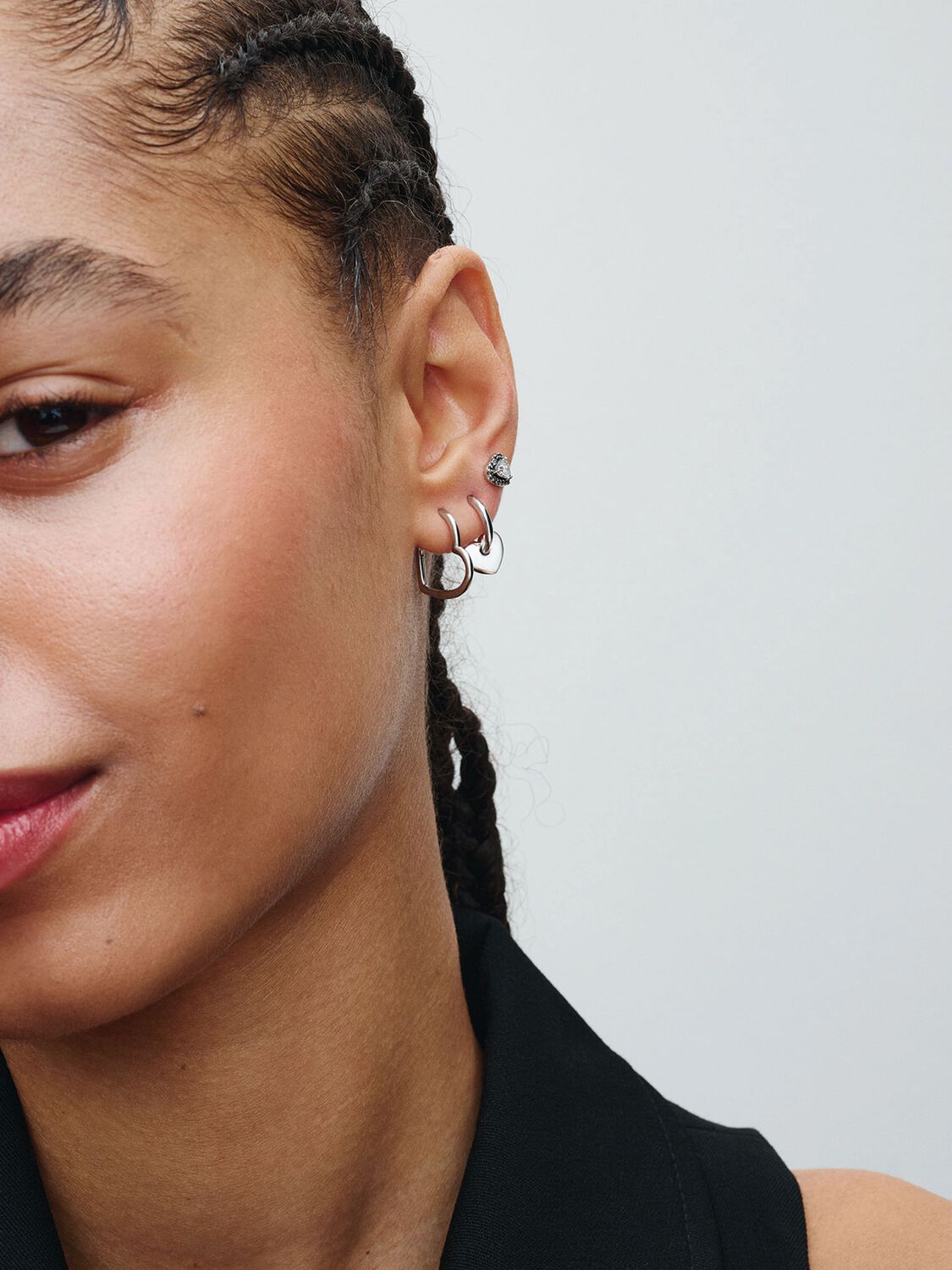 Q324_E_PDP_MODEL_STYLED_03_1x1_RGB