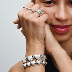 Q324_E_PDP_MODEL_STYLED_04_1x1_RGB