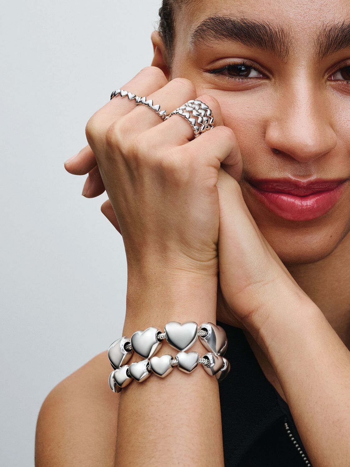 Q324_E_PDP_MODEL_STYLED_04_1x1_RGB