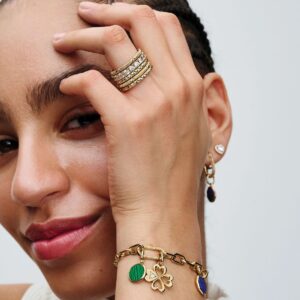 Q324_E_PDP_MODEL_STYLED_15_1x1_RGB