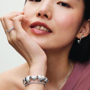 Q324_E_PDP_MODEL_STYLED_22_1x1_RGB